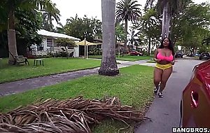 Ms. yummy's giant ass looks amazing as she is jogging outdoor
