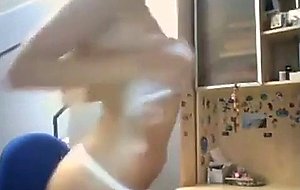 This blonde camgirl owns beautifull tits and ass