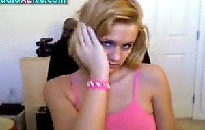 Une Jeune Parisienne qui aime agacer sur webcam!