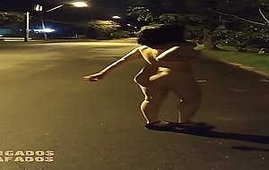 Novinha gaúcha completamente pelada no meio da rua