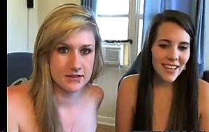 Two amateur girls masturbating together - xvideosc
