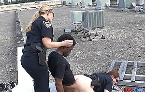 Rooftop bang for cops  