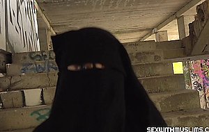 Horny muslim wife bangs security