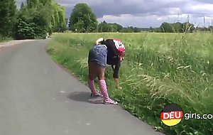 Hübsches deutsches Girl in Strümpfen wird im Wald gefickt