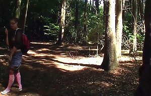 Hübsches deutsches Girl in Strümpfen wird im Wald gefickt