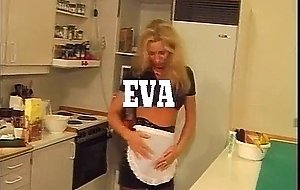 Svensk piga leker i köket - Eva