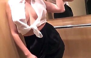 Vollbusige Sekretärin mit heißem Körper lässt sich gerne im Fahrstuhl ficken
