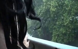 Deutsche Fettsau wichst ihre Fotze im Regen!