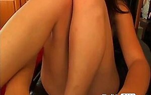webcam brunette masturbing her pussy